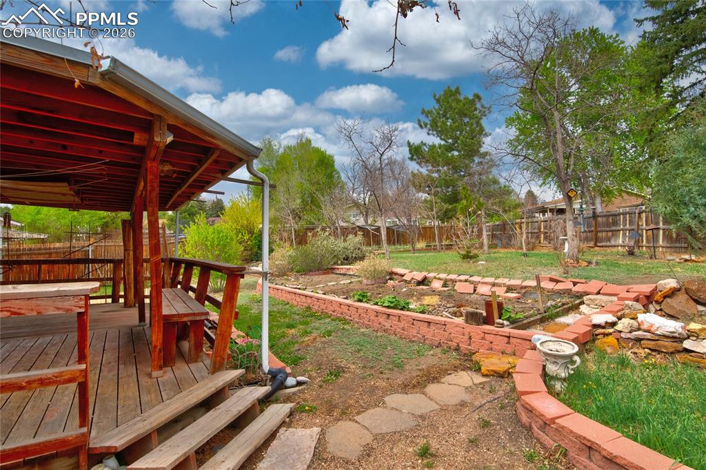 Image 39 of 46: Yard