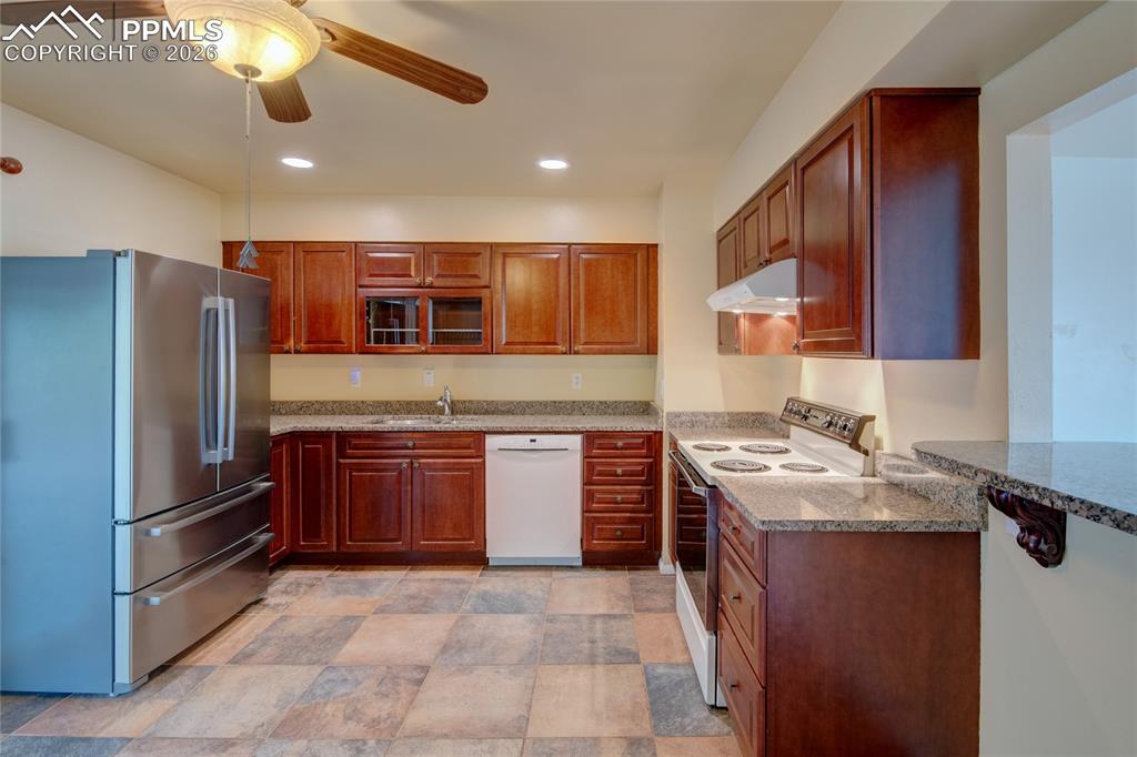 Image 9 of 46: Kitchen