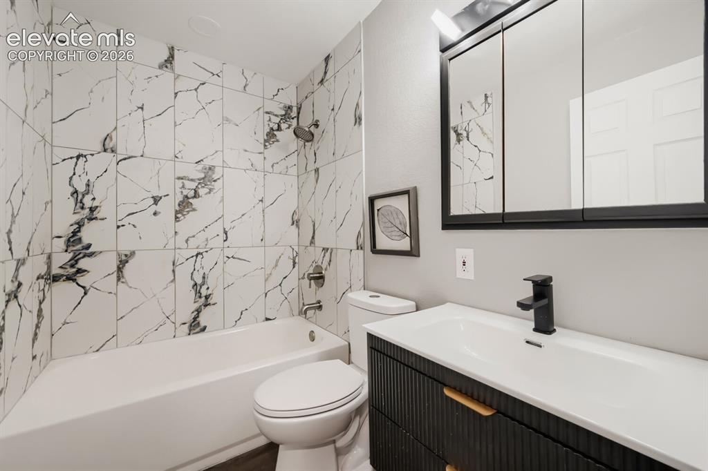 Image 20 of 24: Bathroom