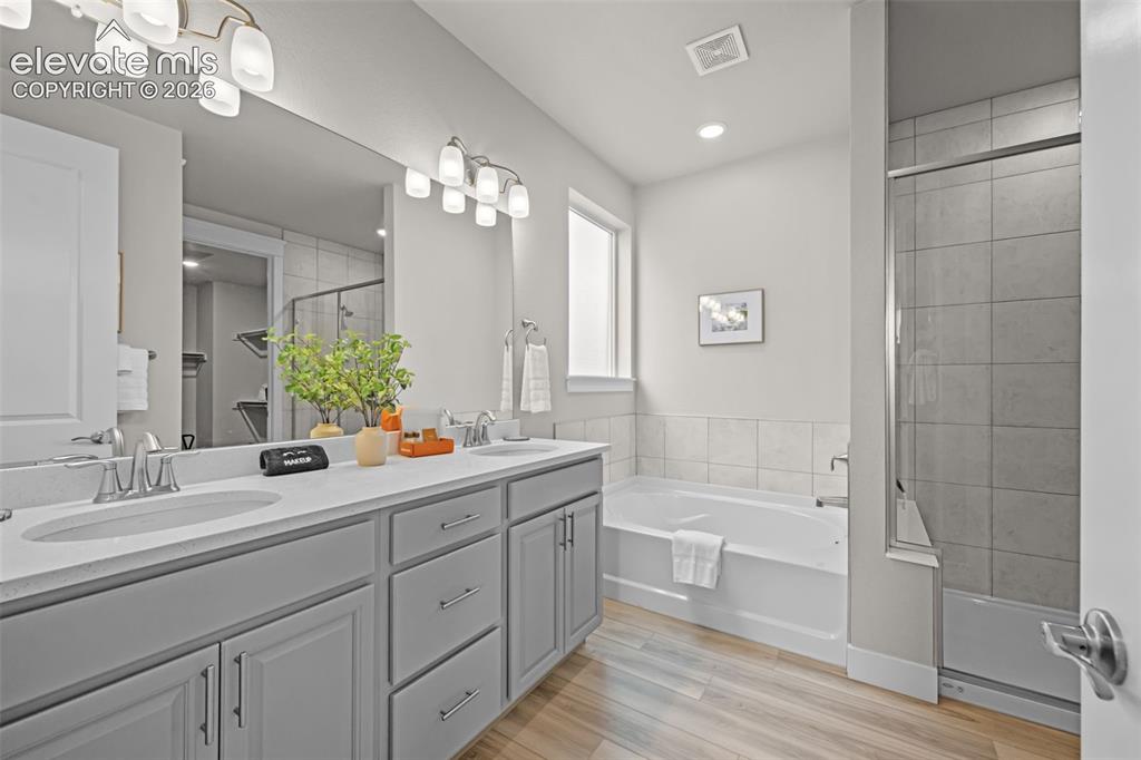 Image 15 of 45: Bathroom