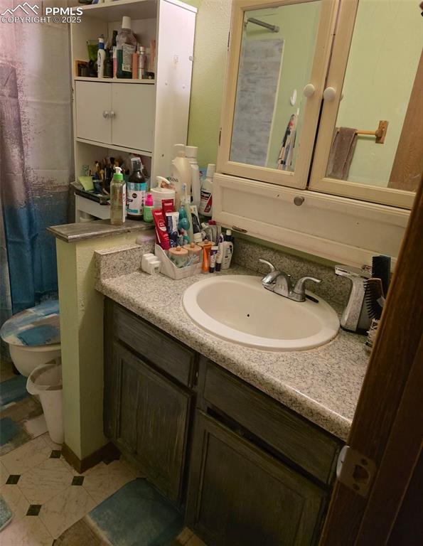 Image 11 of 17: Bathroom