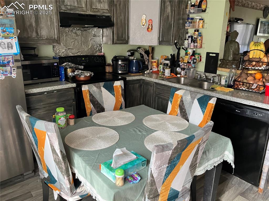 Image 4 of 17: Kitchen