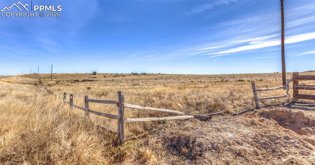 Image 13 of 15: Yard