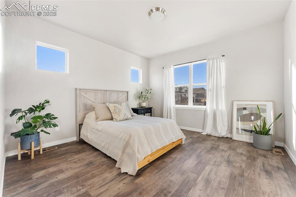 Image 17 of 49: Bedroom