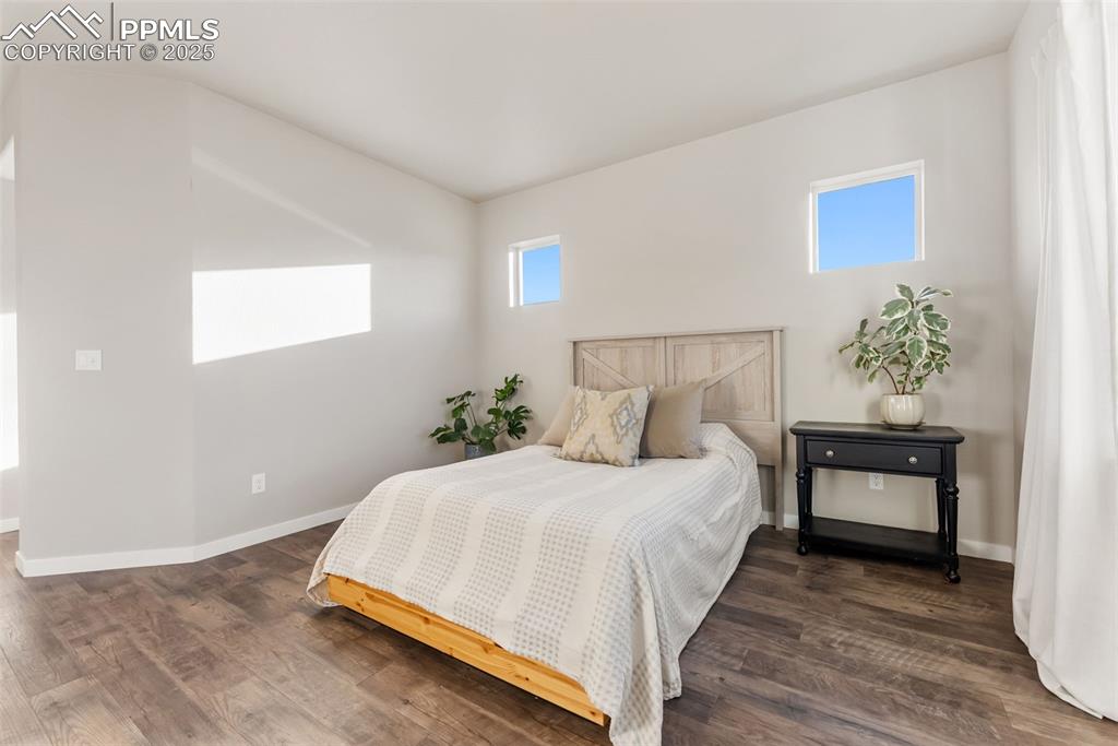 Image 18 of 49: Bedroom