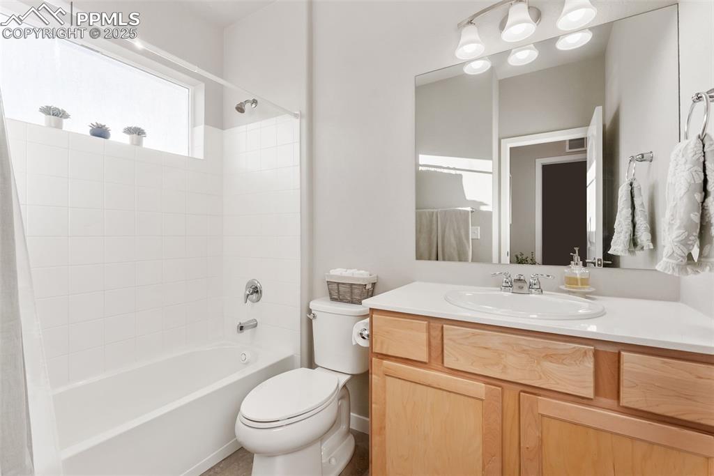 Image 24 of 49: Bathroom