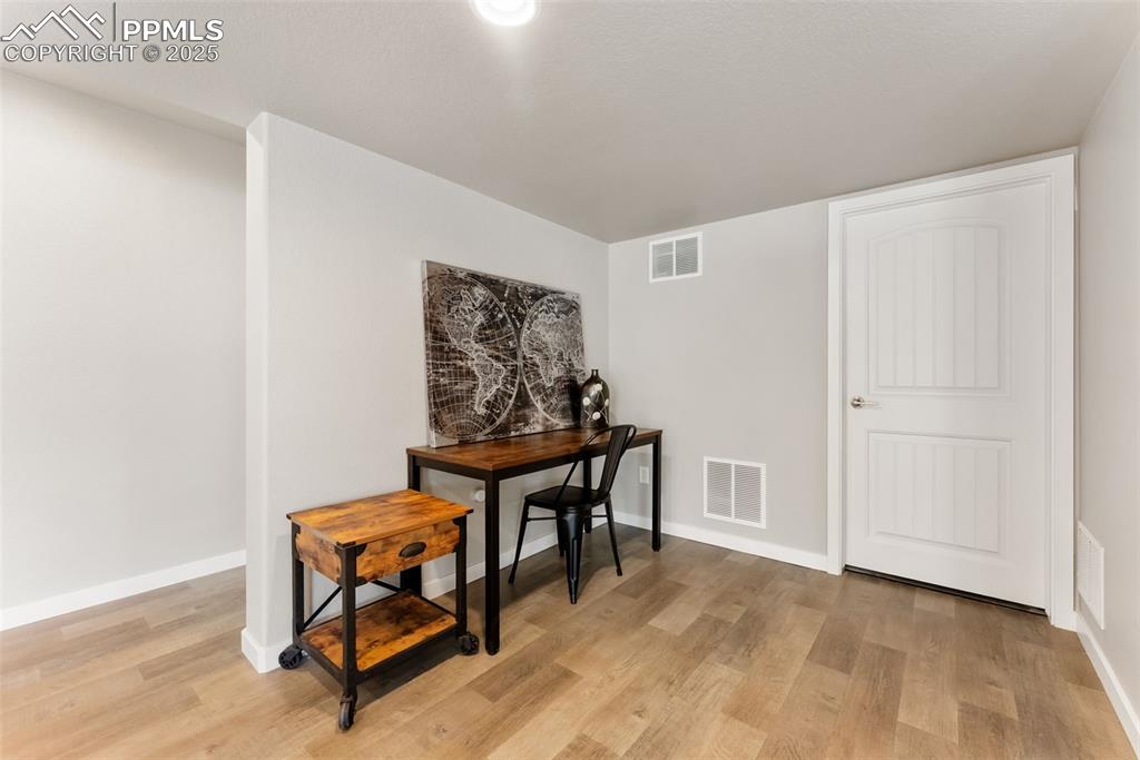 Image 33 of 49: Office