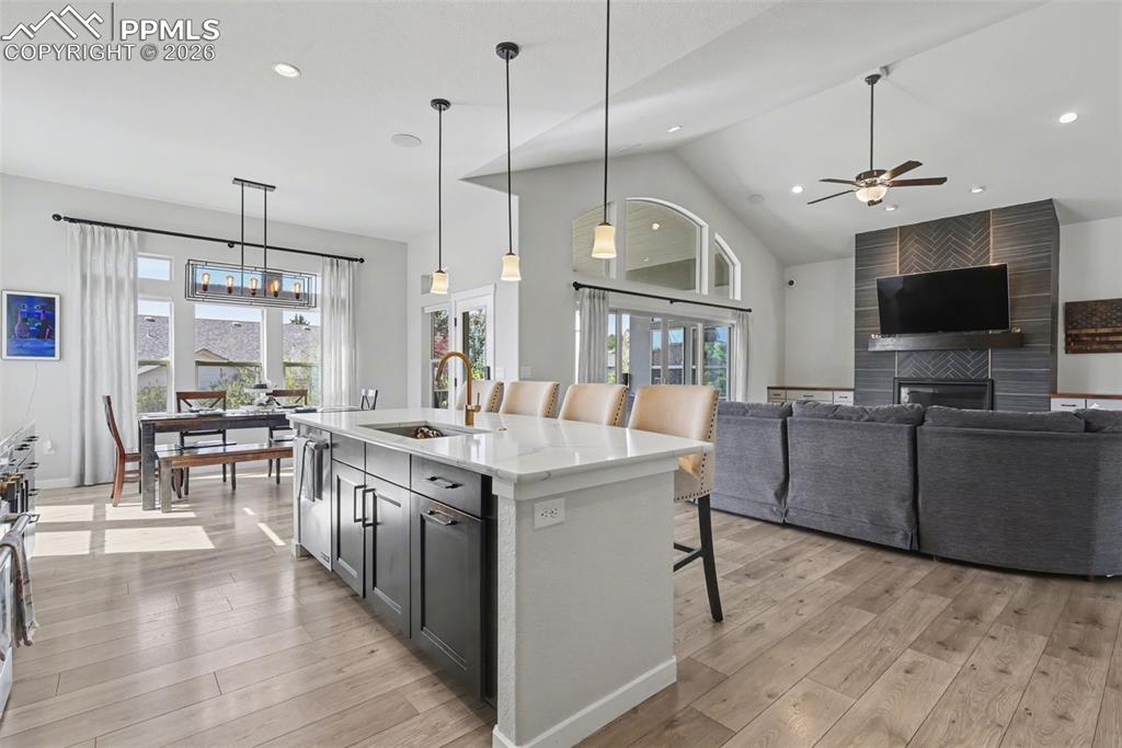 Image 15 of 50: Kitchen