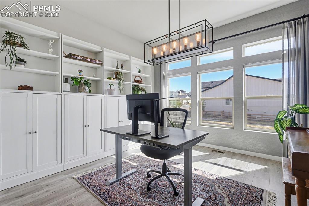 Image 18 of 50: Office