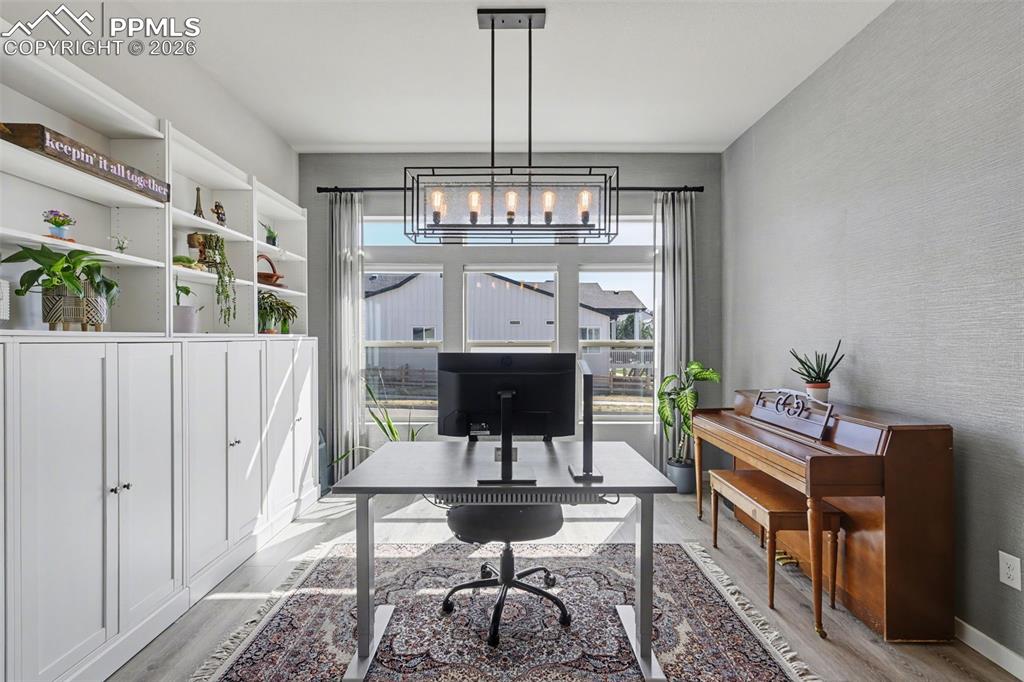 Image 19 of 50: Office