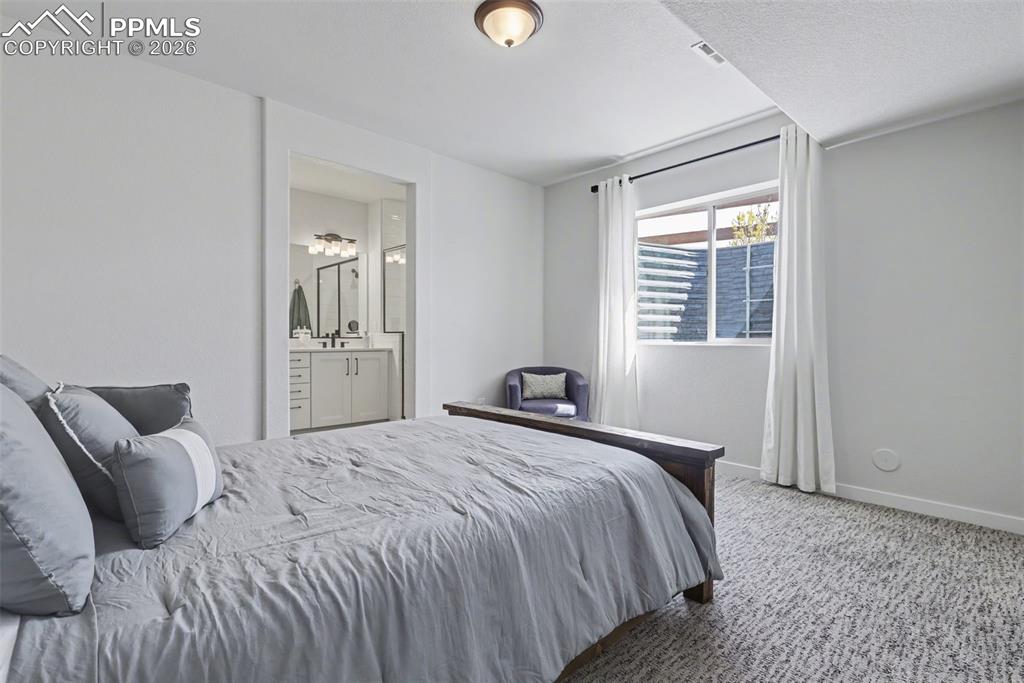 Image 36 of 50: Bedroom