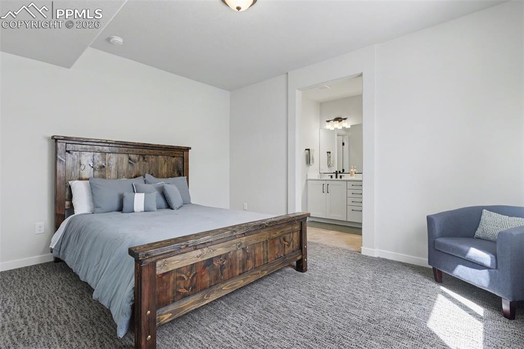 Image 37 of 50: Bedroom