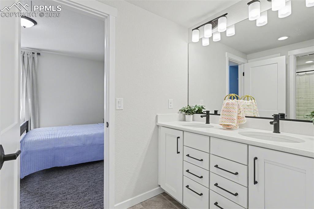 Image 40 of 50: Bathroom