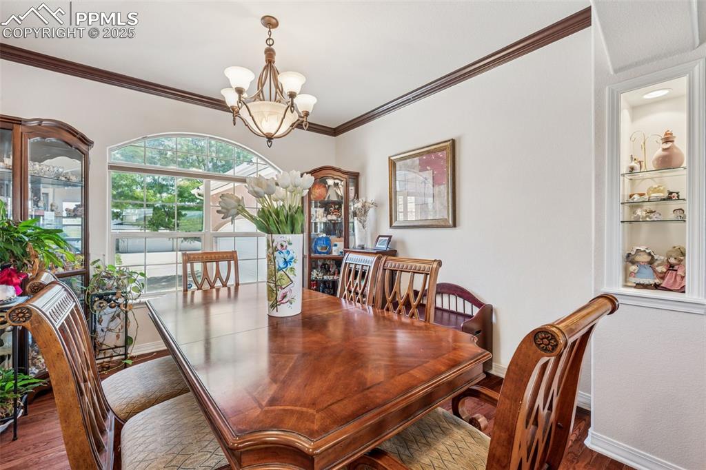 Image 10 of 28: Dining Area
