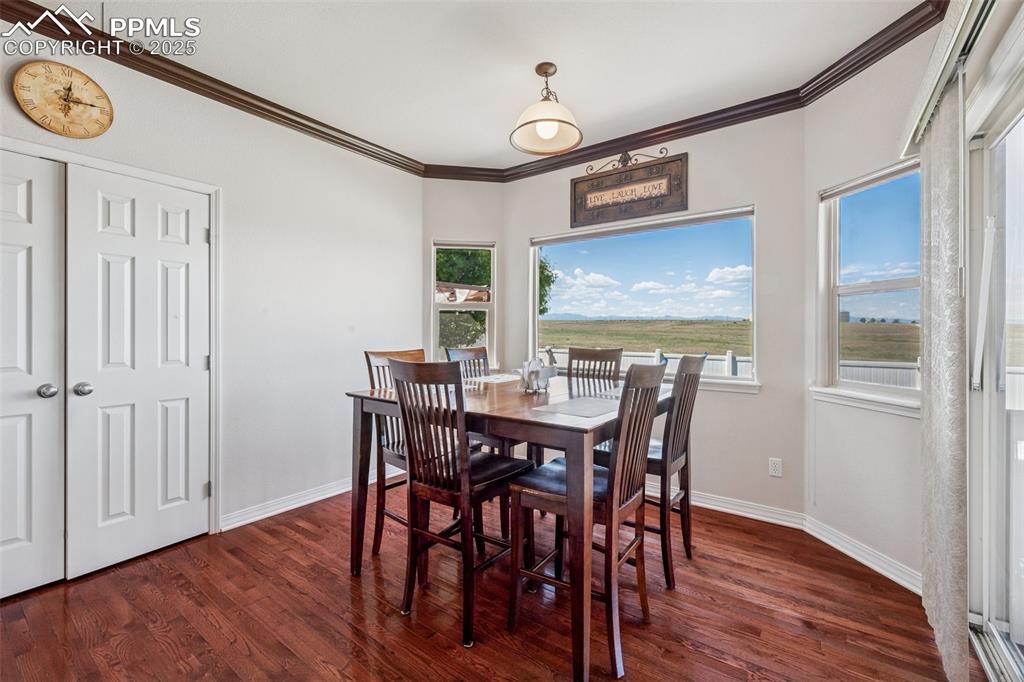 Image 11 of 28: Dining Area