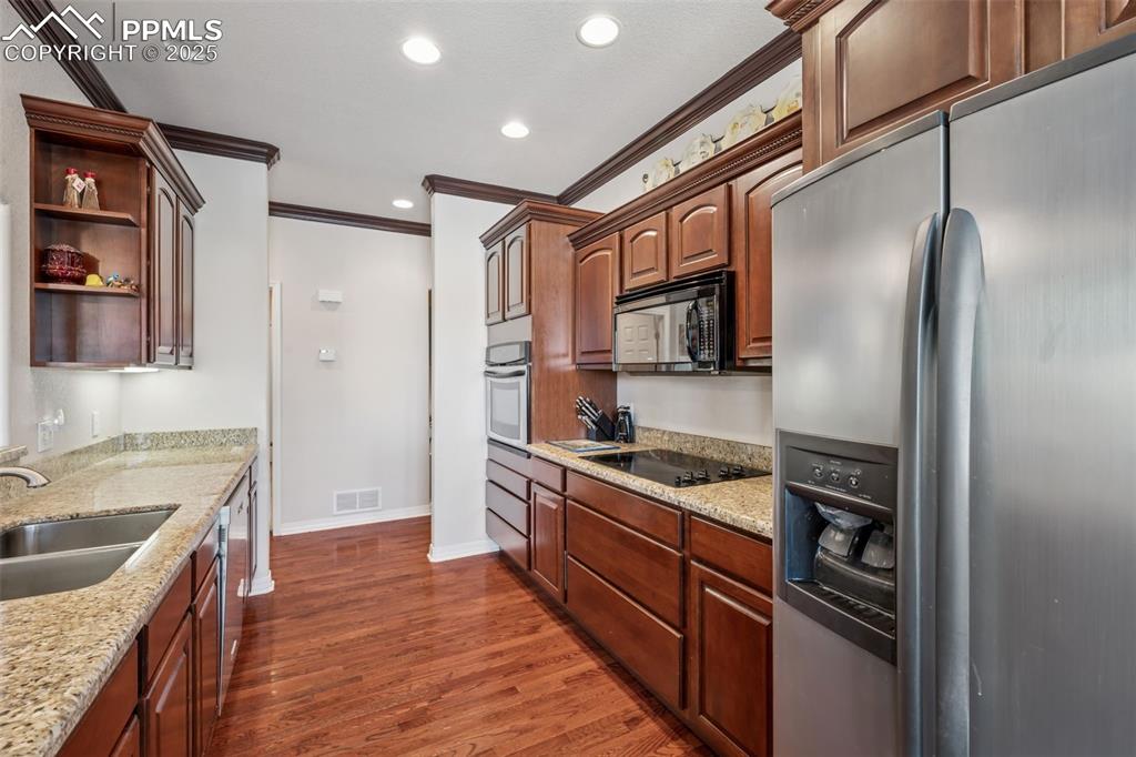 Image 13 of 28: Kitchen