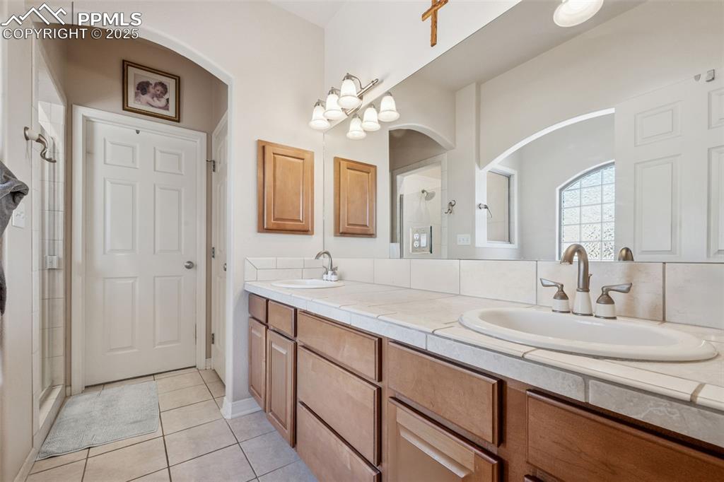 Image 15 of 28: Bathroom