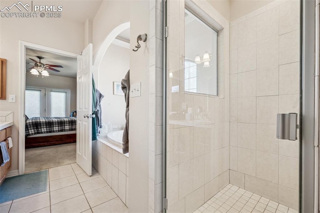 Image 16 of 28: Bathroom