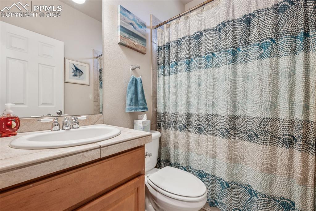 Image 18 of 28: Bathroom