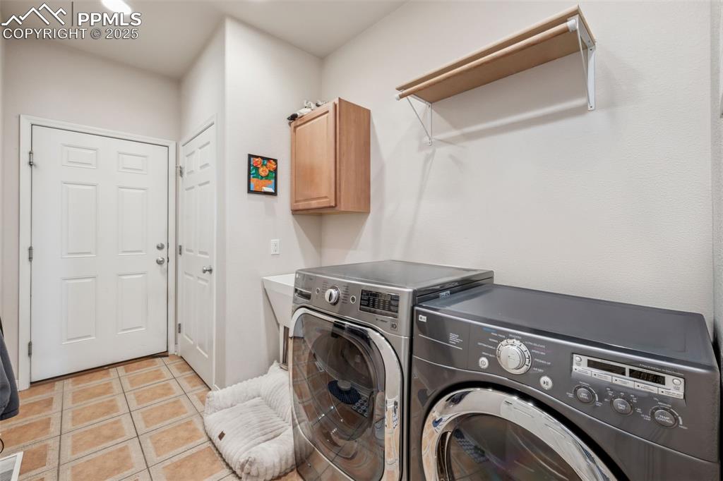 Image 21 of 28: Laundry