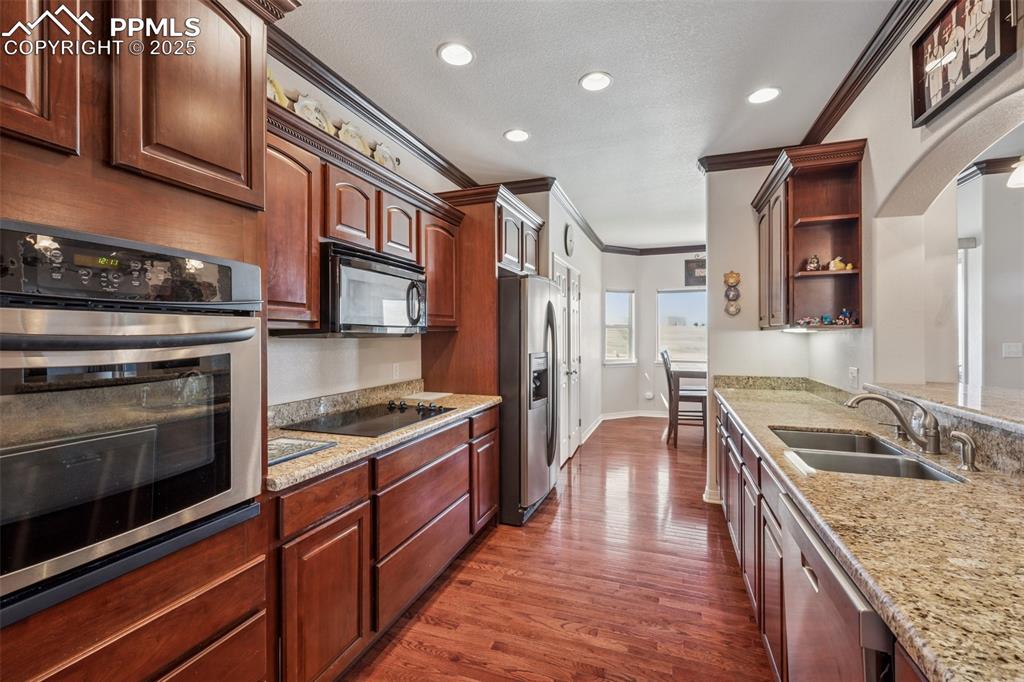 Image 4 of 28: Kitchen
