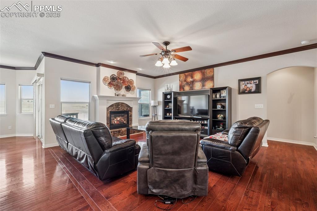 Image 7 of 28: Living Room