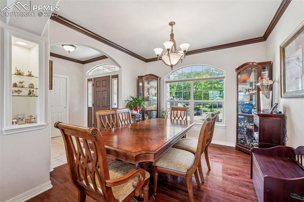 Image 9 of 28: Dining Area