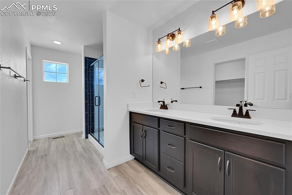 Image 18 of 34: Bathroom