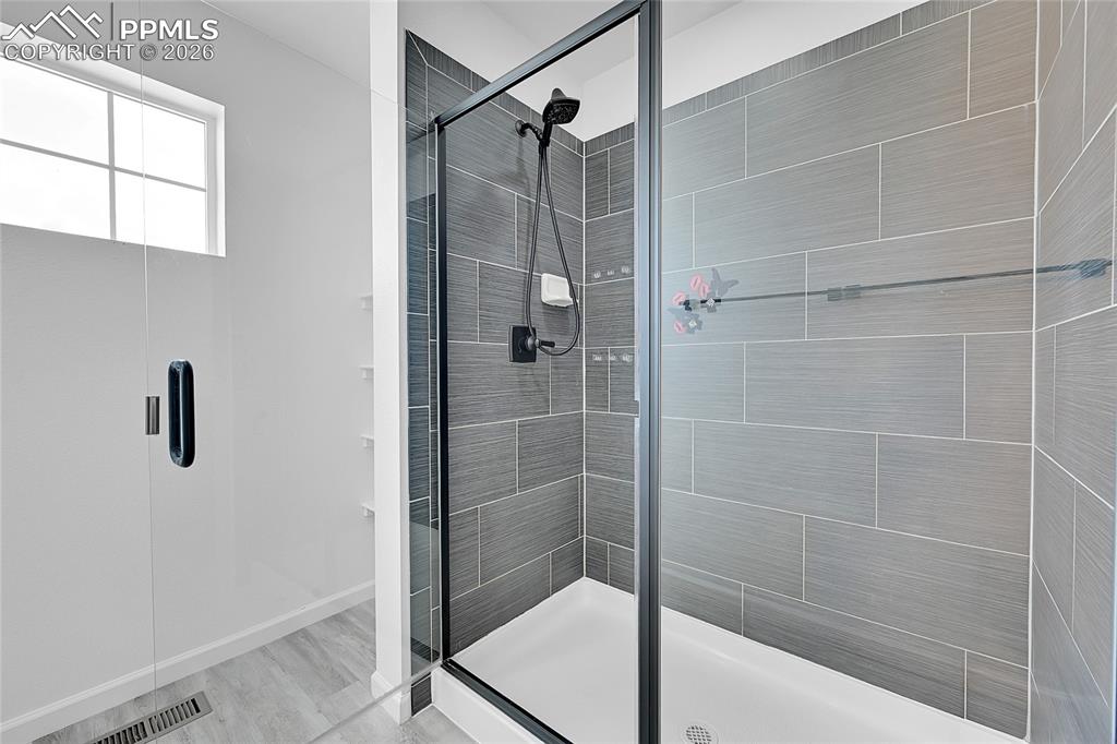 Image 19 of 34: Bathroom