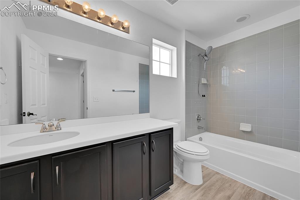 Image 21 of 34: Bathroom