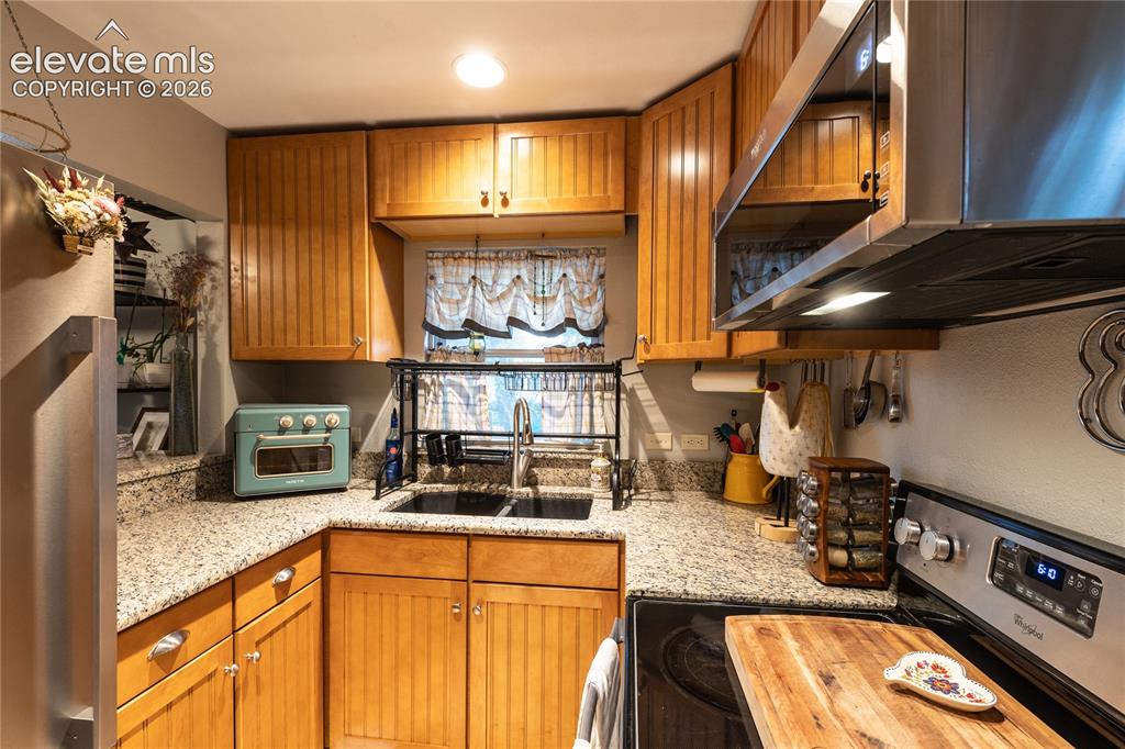 Image 10 of 23: Kitchen