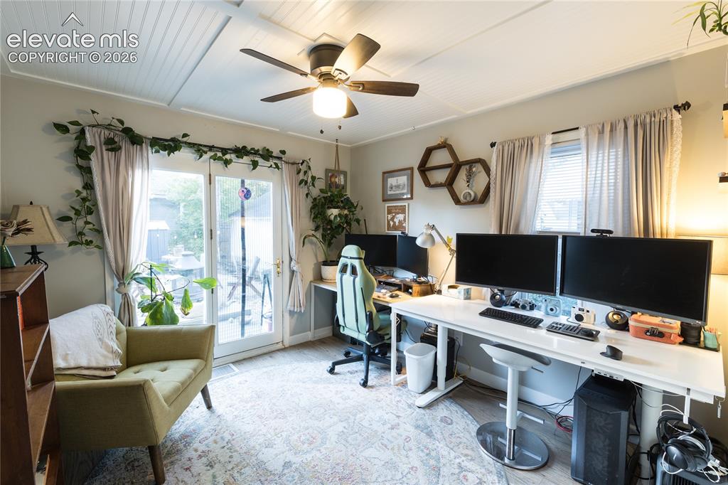 Image 14 of 23: Office