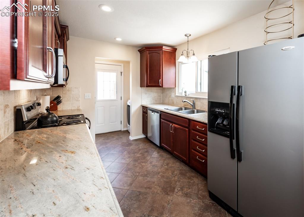 Image 15 of 50: Kitchen