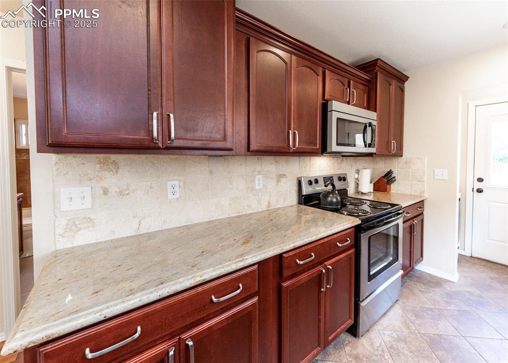 Image 16 of 50: Kitchen