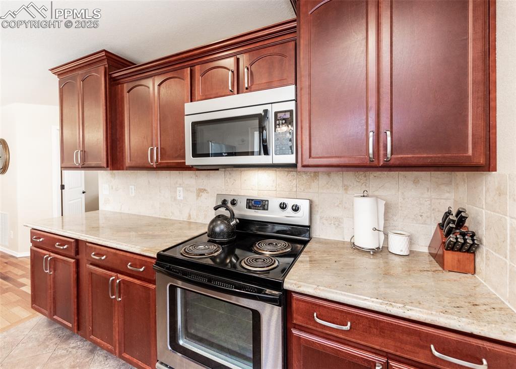 Image 17 of 50: Kitchen