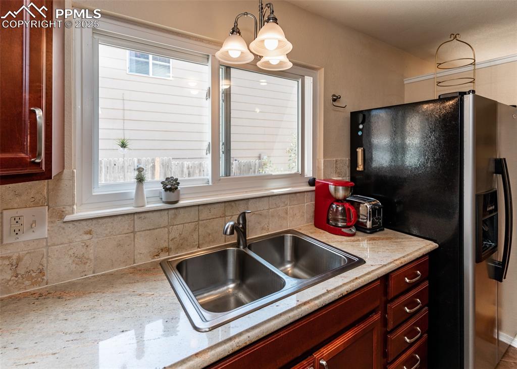 Image 18 of 50: Kitchen
