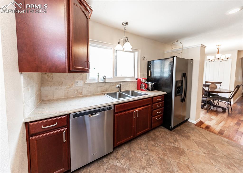 Image 19 of 50: Kitchen