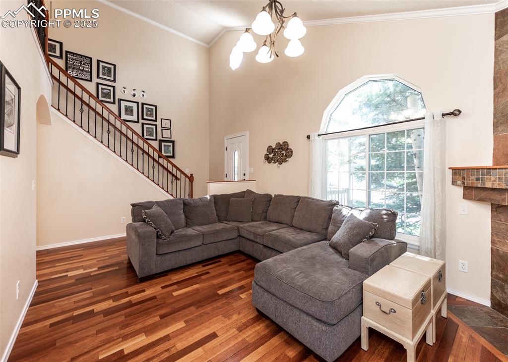 Image 8 of 50: Living Room