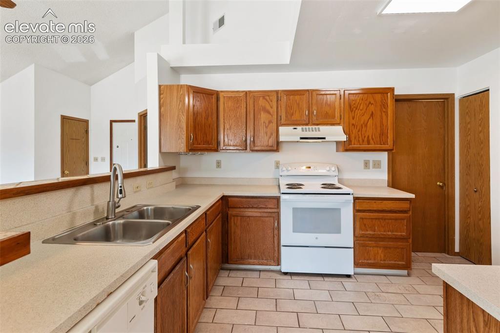 Image 8 of 26: Kitchen 