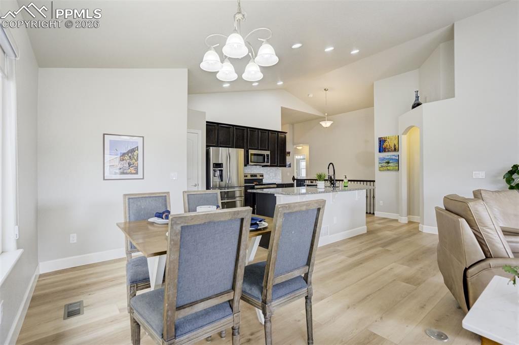 Image 11 of 50: Dining Area
