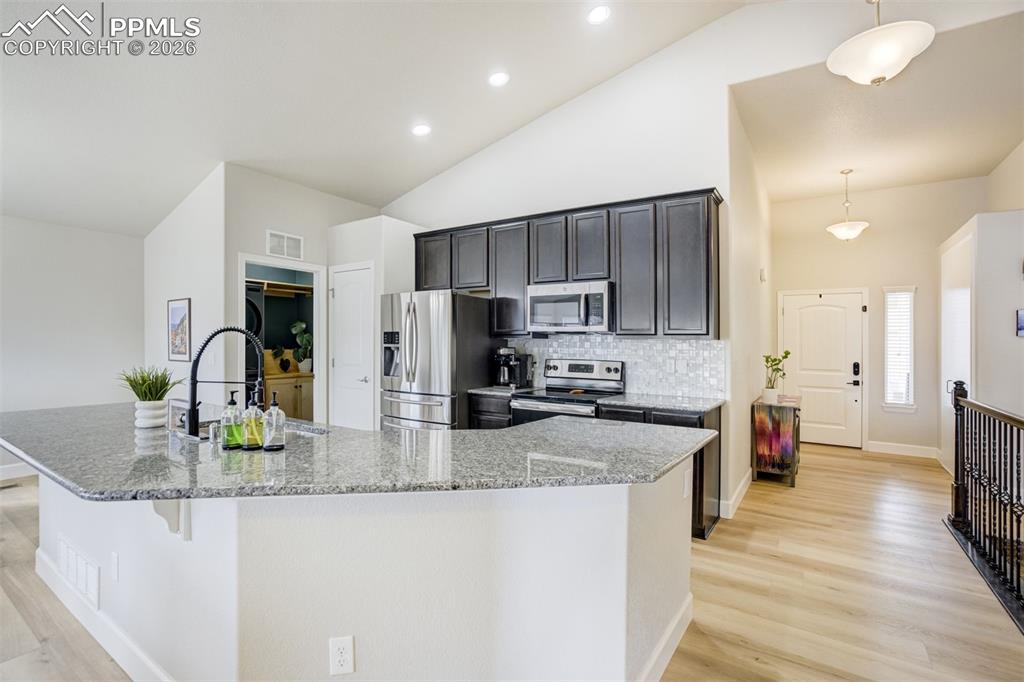 Image 14 of 50: Kitchen