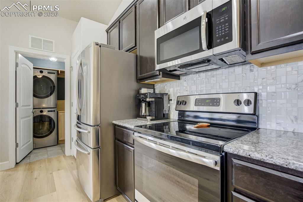 Image 15 of 50: Kitchen