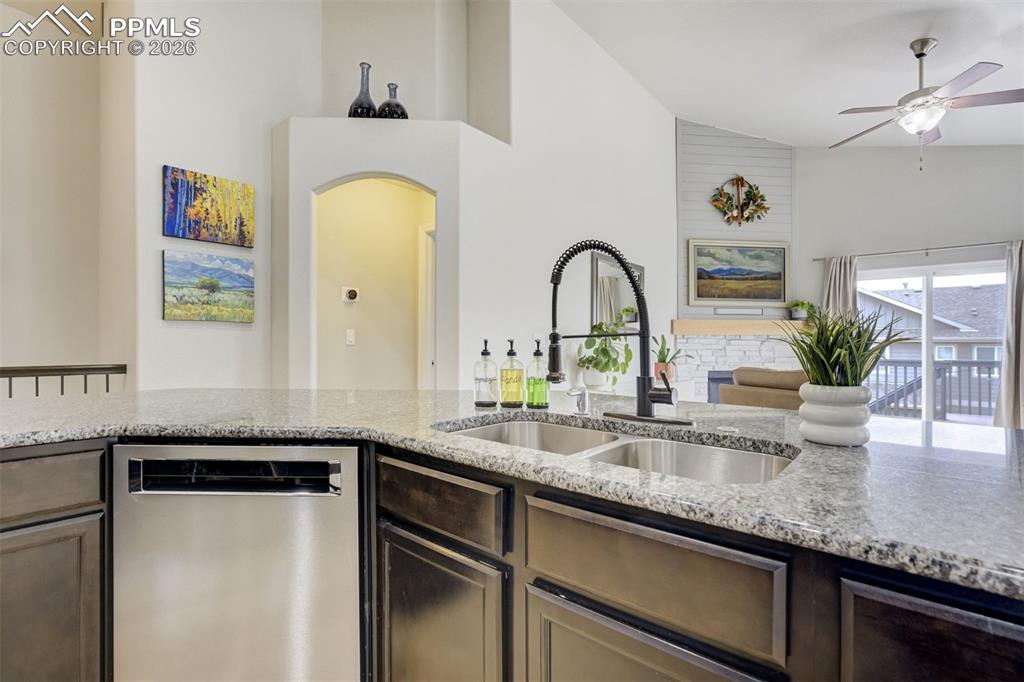 Image 16 of 50: Kitchen