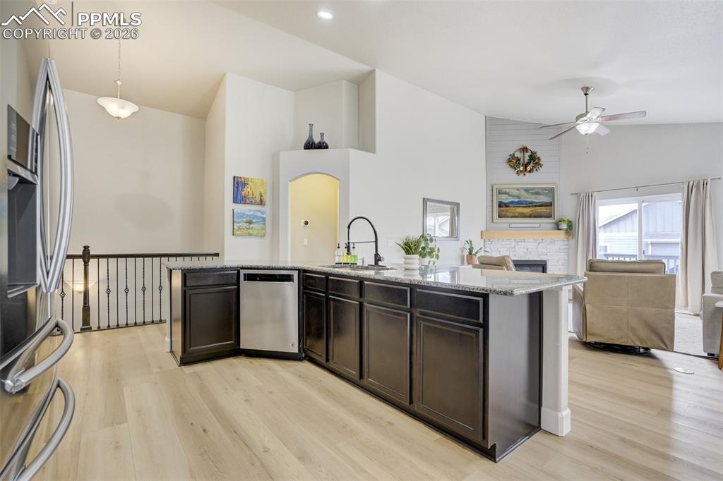 Image 18 of 50: Kitchen
