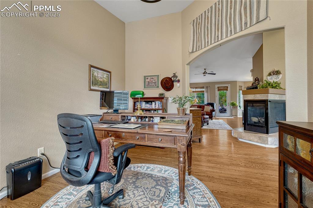 Image 19 of 43: Office