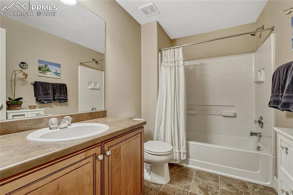 Image 39 of 43: Bathroom