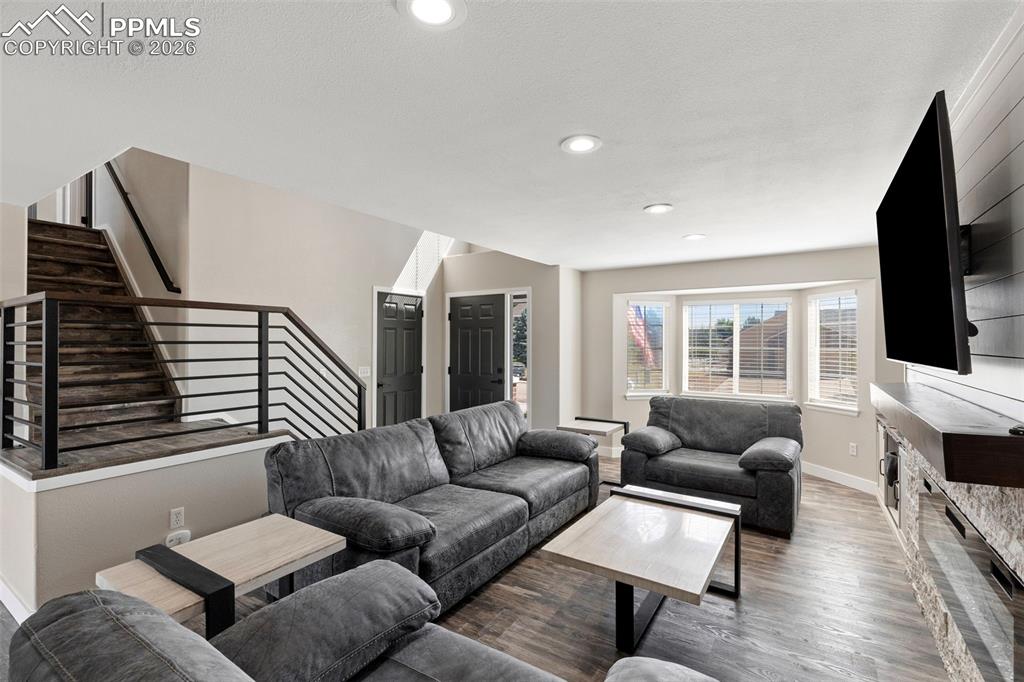 Image 10 of 30: Living Room