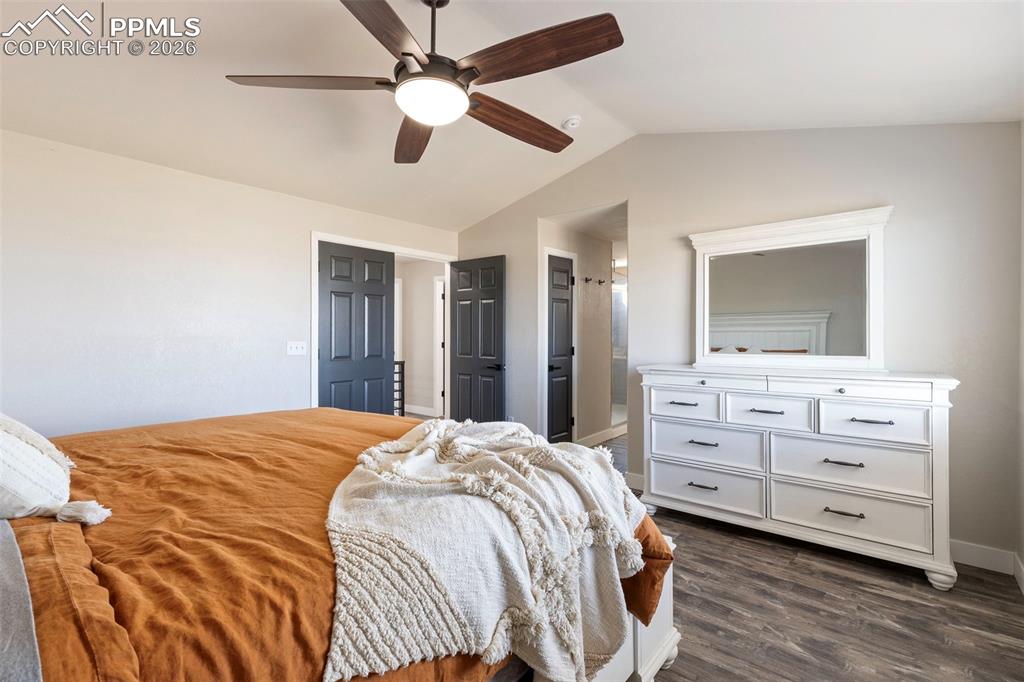 Image 15 of 30: Bedroom