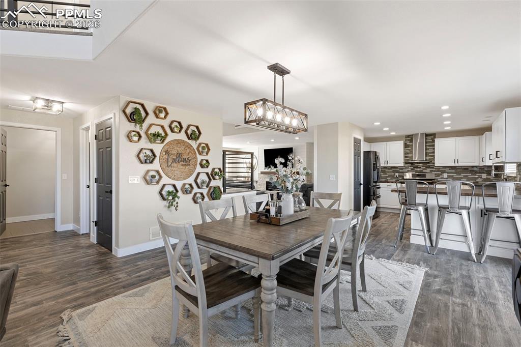 Image 3 of 30: Dining Area