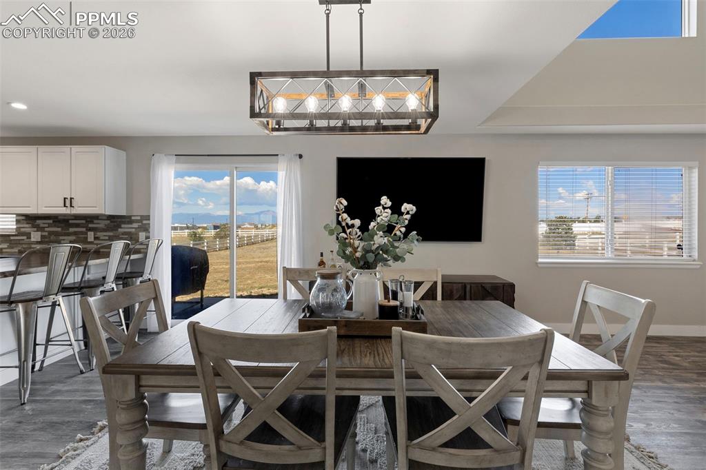 Image 9 of 30: Dining Area